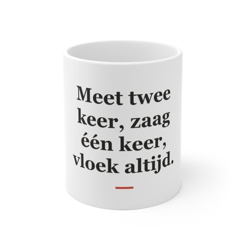 Mok met tekst “Meet twee keer, zaag één keer, vloek altijd.” — cadeau voor een timmerman