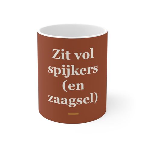 Mok met tekst “Zit vol spijkers (en zaagsel)” — cadeau voor een timmerman