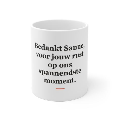 Mok met tekst “Bedankt Sanne, voor jouw rust op ons spannendste moment.” — cadeau voor een verloskundige