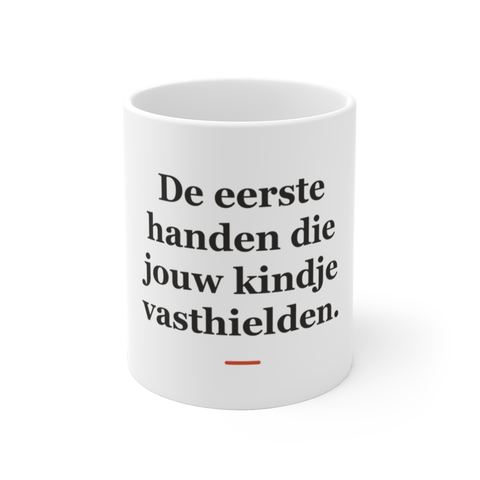 Mok met tekst “De eerste handen die jouw kindje vasthielden.” — cadeau voor een verloskundige