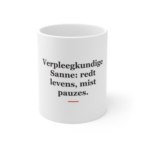 Mok met tekst “Verpleegkundige Sanne: redt levens, mist pauzes.” — cadeau voor een verpleegkundige