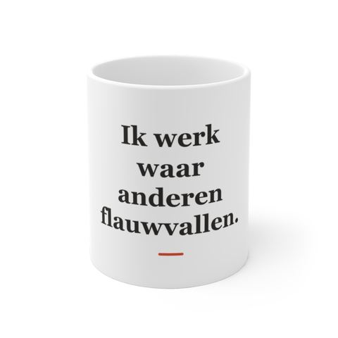Mok met tekst “Ik werk waar anderen flauwvallen.” — cadeau voor een verpleegkundige