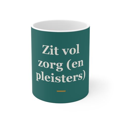 Mok met tekst “Zit vol zorg (en pleisters)” — cadeau voor een verpleegkundige