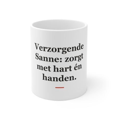 Mok met tekst “Verzorgende Sanne: zorgt met hart én handen.” — cadeau voor een verzorgende