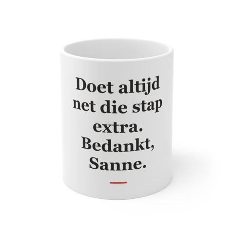 Mok met tekst “Doet altijd net die stap extra. Bedankt, Sanne.” — cadeau voor een verzorgende