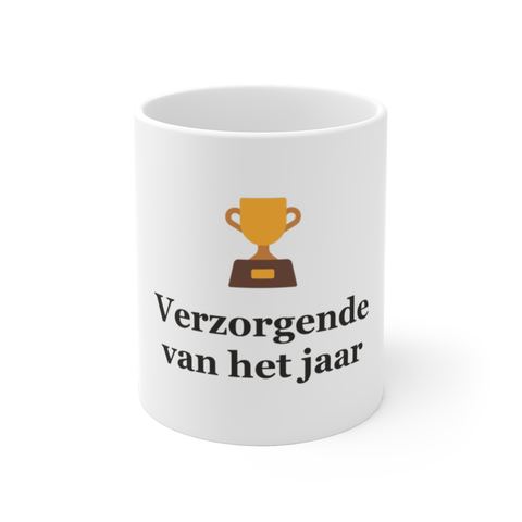 Mok met tekst “Verzorgende van het jaar” — cadeau voor een verzorgende