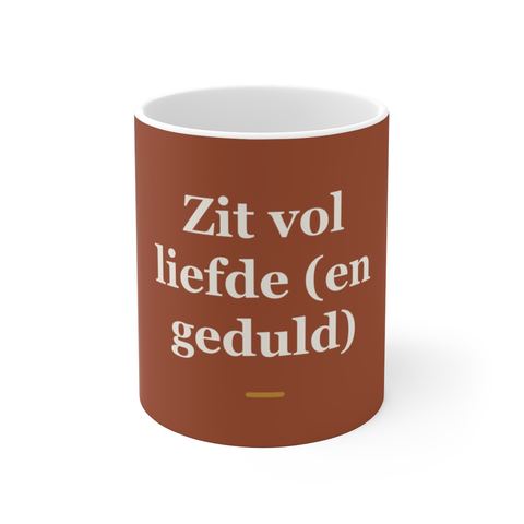 Mok met tekst “Zit vol liefde (en geduld)” — cadeau voor een verzorgende