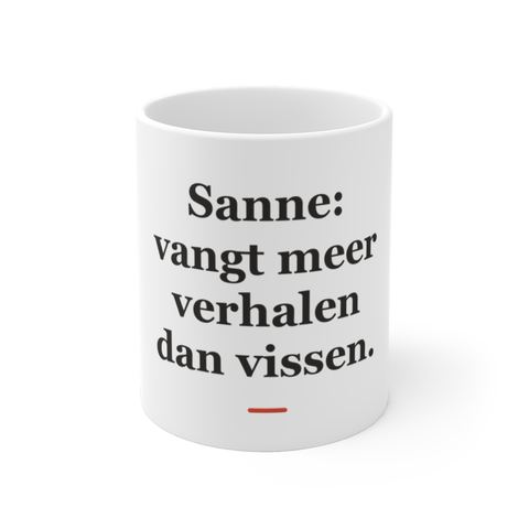 Mok met tekst “Sanne: vangt meer verhalen dan vissen.” — cadeau voor een visser