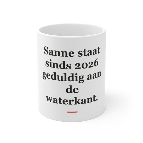 Mok met tekst “Sanne staat sinds 2026 geduldig aan de waterkant.” — cadeau voor een visser
