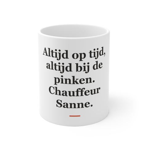 Mok met tekst “Altijd op tijd, altijd bij de pinken. Chauffeur Sanne.” — cadeau voor een vrachtwagenchauffeur