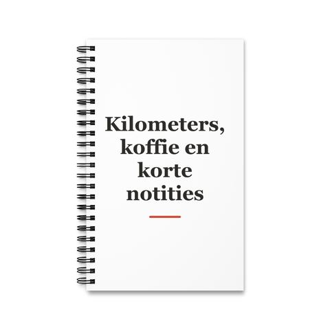 Notitieboek met tekst “Kilometers, koffie en korte notities” — cadeau voor een vrachtwagenchauffeur
