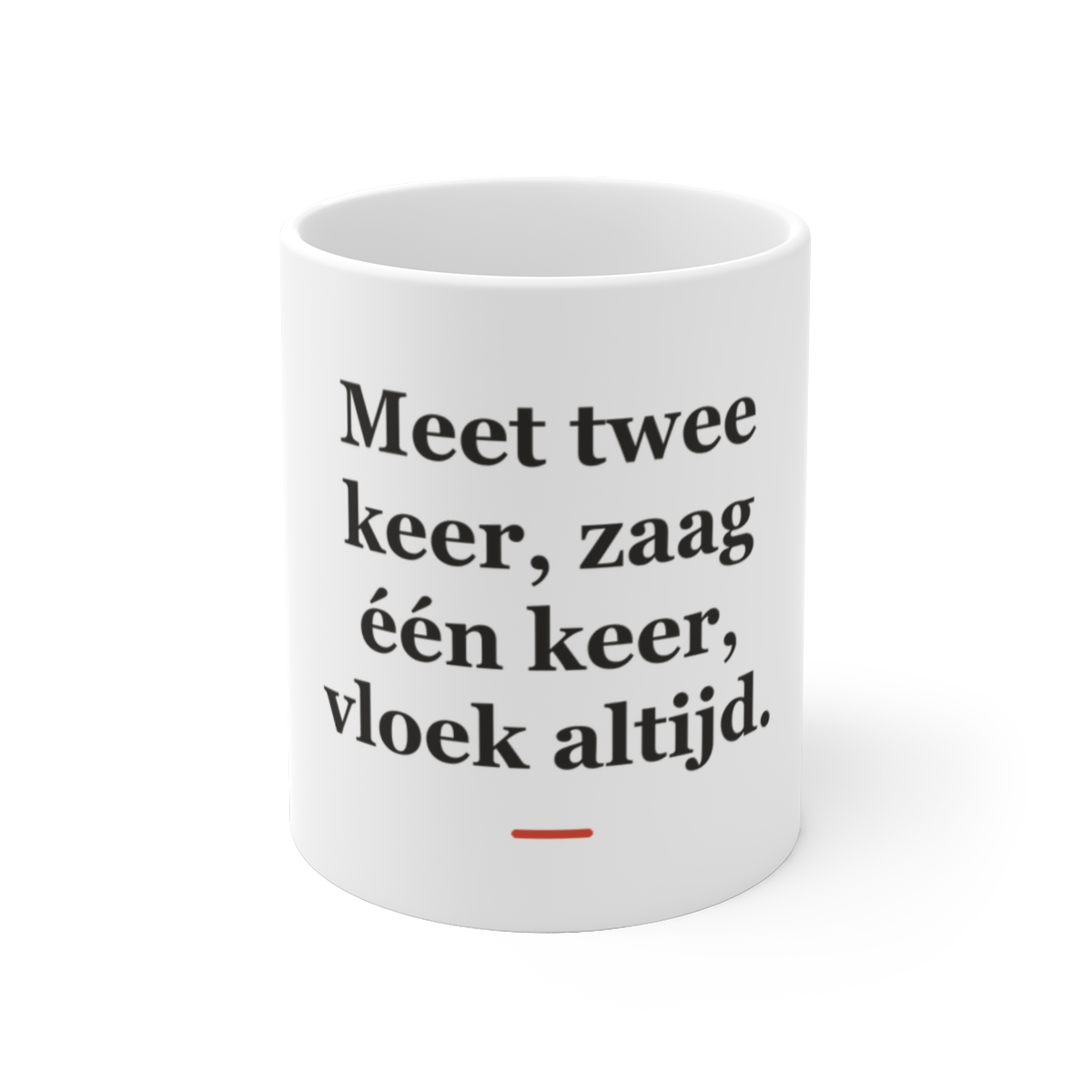Mok met tekst “Meet twee keer, zaag één keer, vloek altijd.” — cadeau voor een timmerman