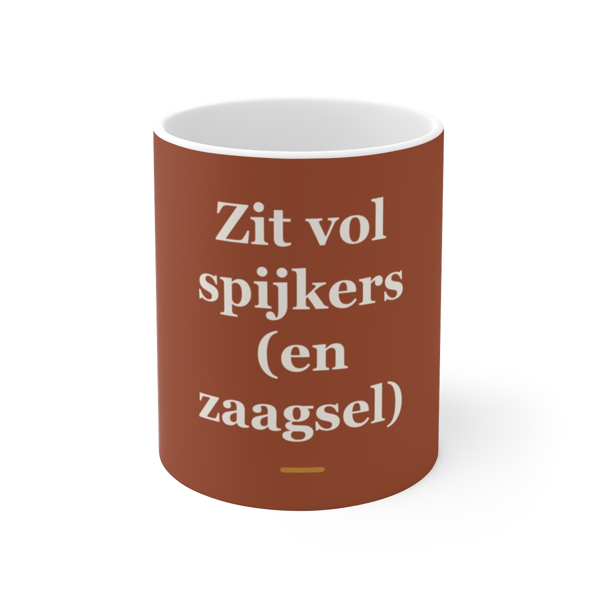 Mok met tekst “Zit vol spijkers (en zaagsel)” — cadeau voor een timmerman